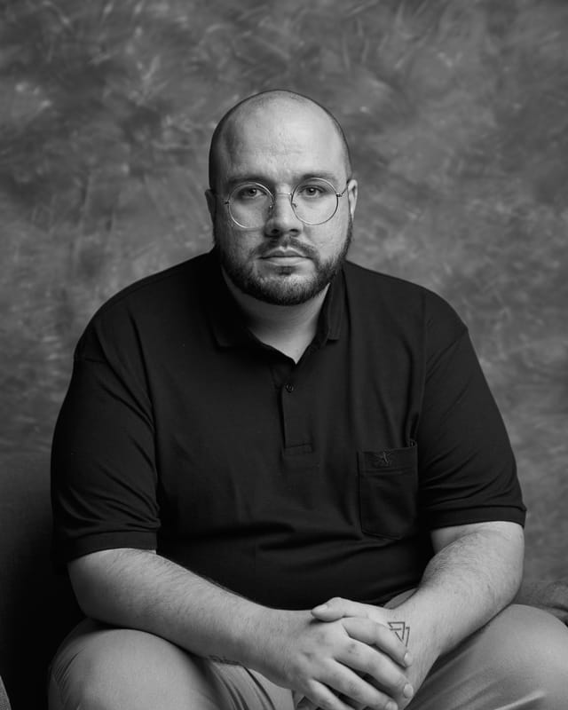 Rodrigo Prado, desenvolvedor web responsável pela ForjaDev, em retrato de estúdio em preto e branco.